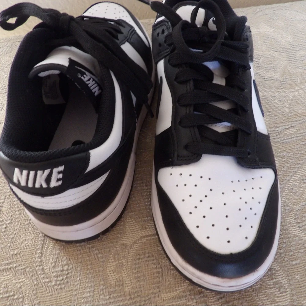 Nike Black and White Dunk Low Trainers - Picture 4 of 4